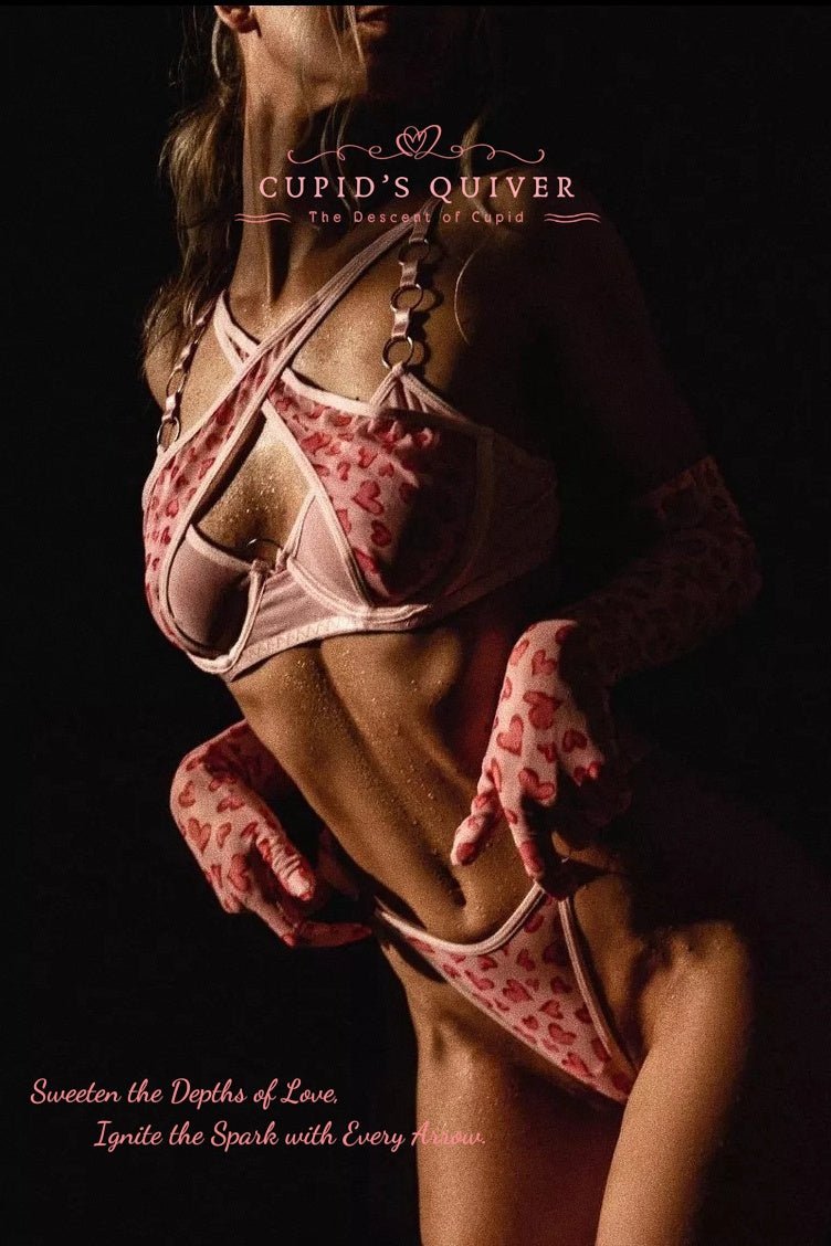 Dulce Fiera — Conjunto de lencería rosa con tiras, liguero y guantes - Cupid‘s Quiver