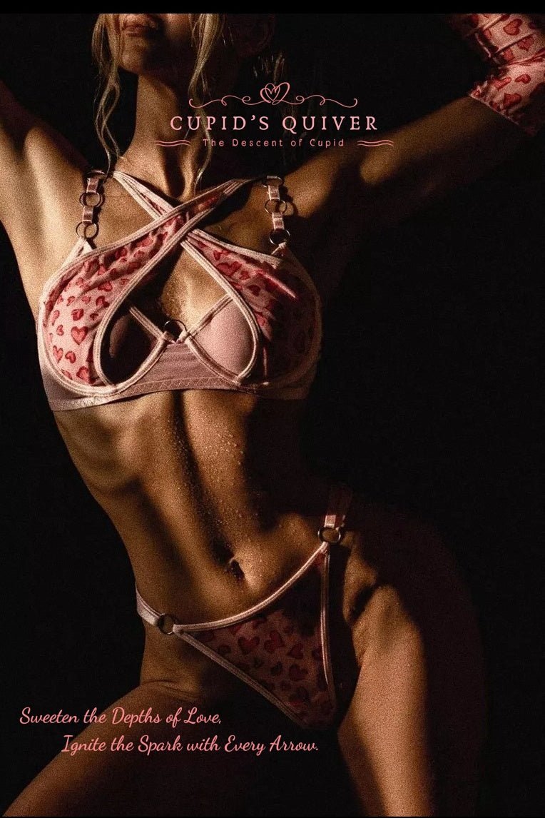 Dulce Fiera — Conjunto de lencería rosa con tiras, liguero y guantes - Cupid‘s Quiver
