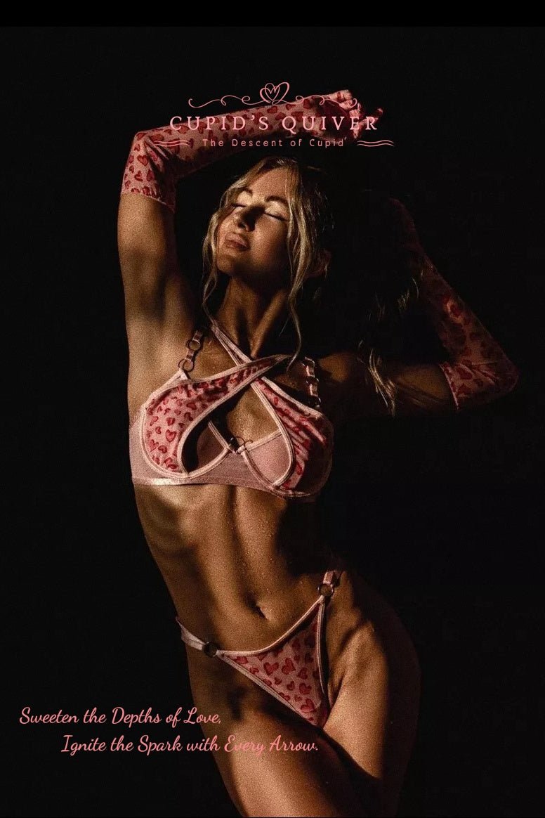 Dulce Fiera — Conjunto de lencería rosa con tiras, liguero y guantes - Cupid‘s Quiver