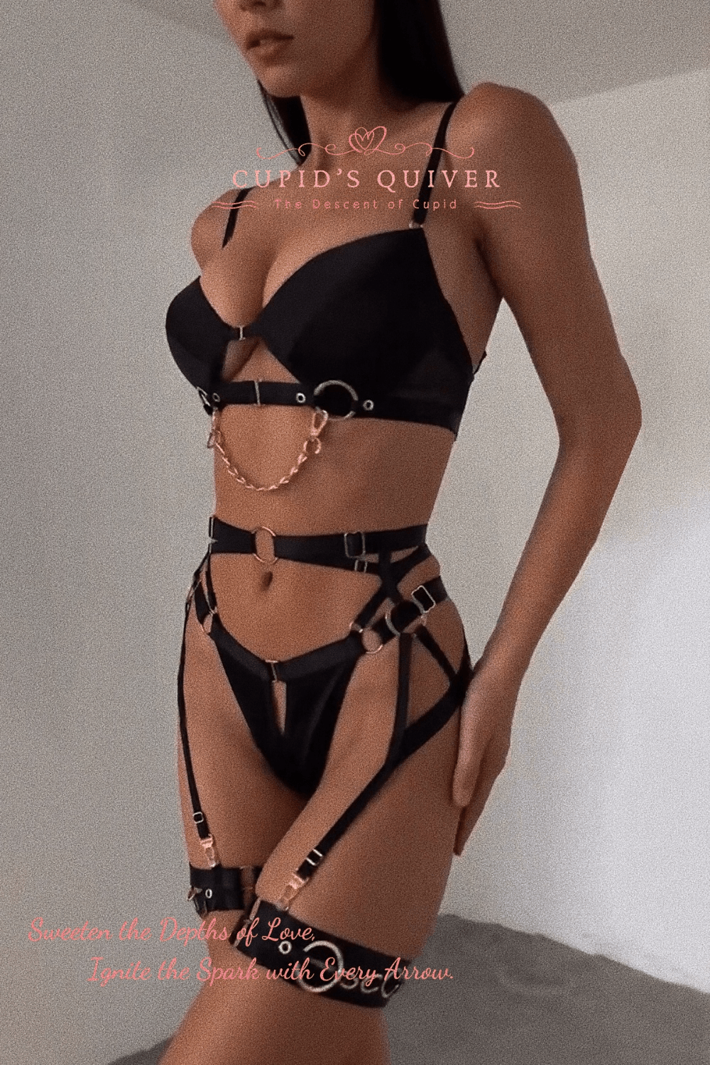 Sombras de Placer — Conjunto de lencería negra con arnés y liguero - Cupid‘s Quiver